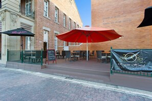 供应早餐、午餐和晚餐，室外就餐