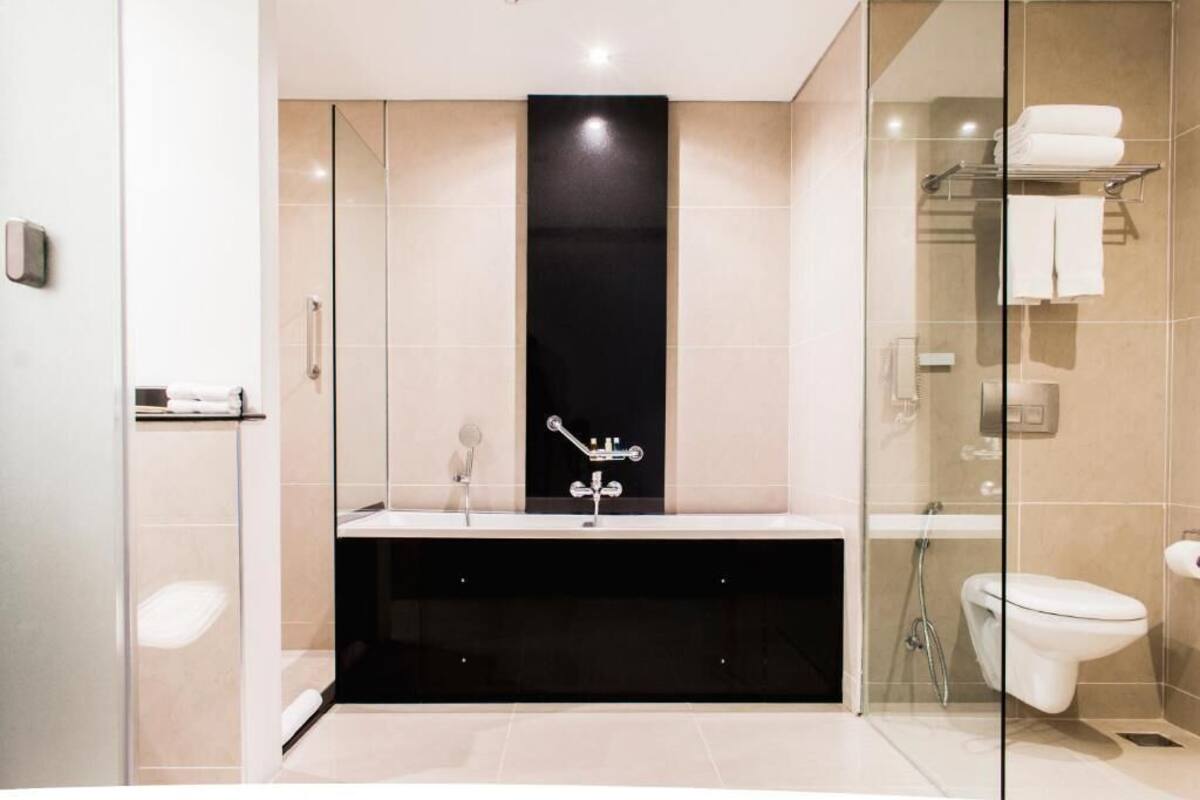 executive room, 1 queen bed, city view | bathroom | combined shower/bathtub, free toiletries, hair dryer, towels