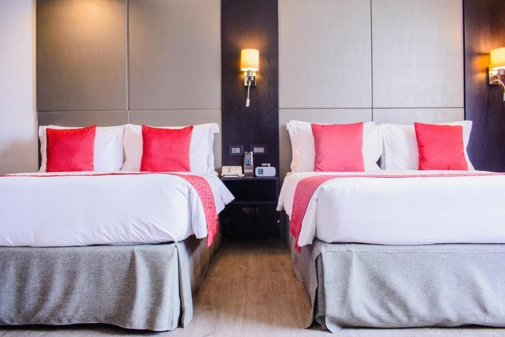 junior suite, 1 queen bed, sea view | minibar, in-room safe, desk, laptop workspace