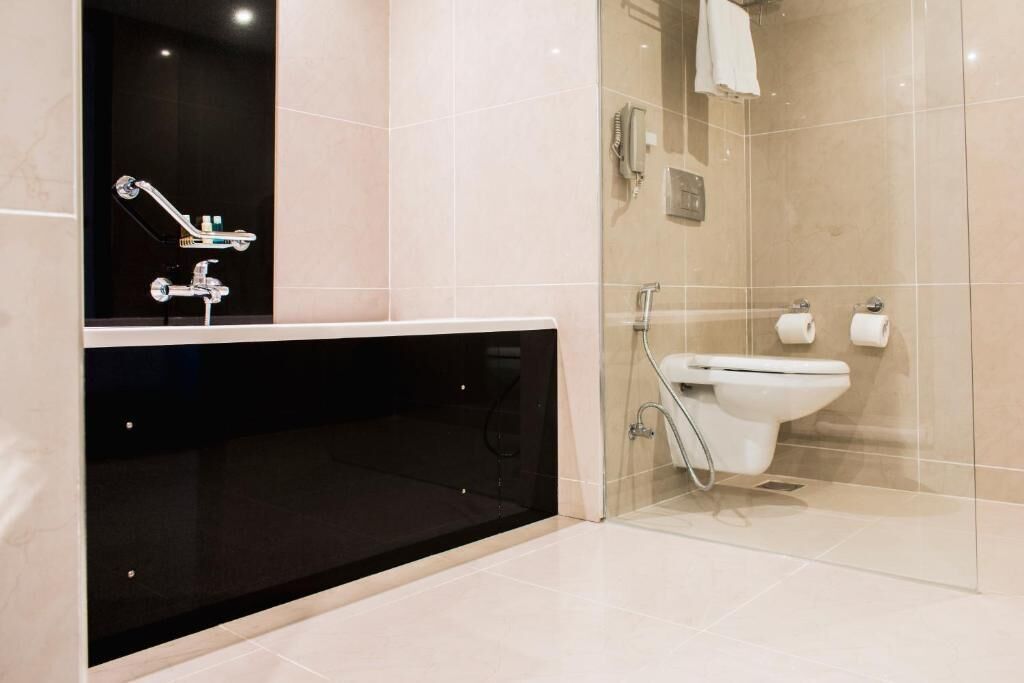 executive room, 1 queen bed, city view | bathroom | combined shower/bathtub, free toiletries, hair dryer, towels