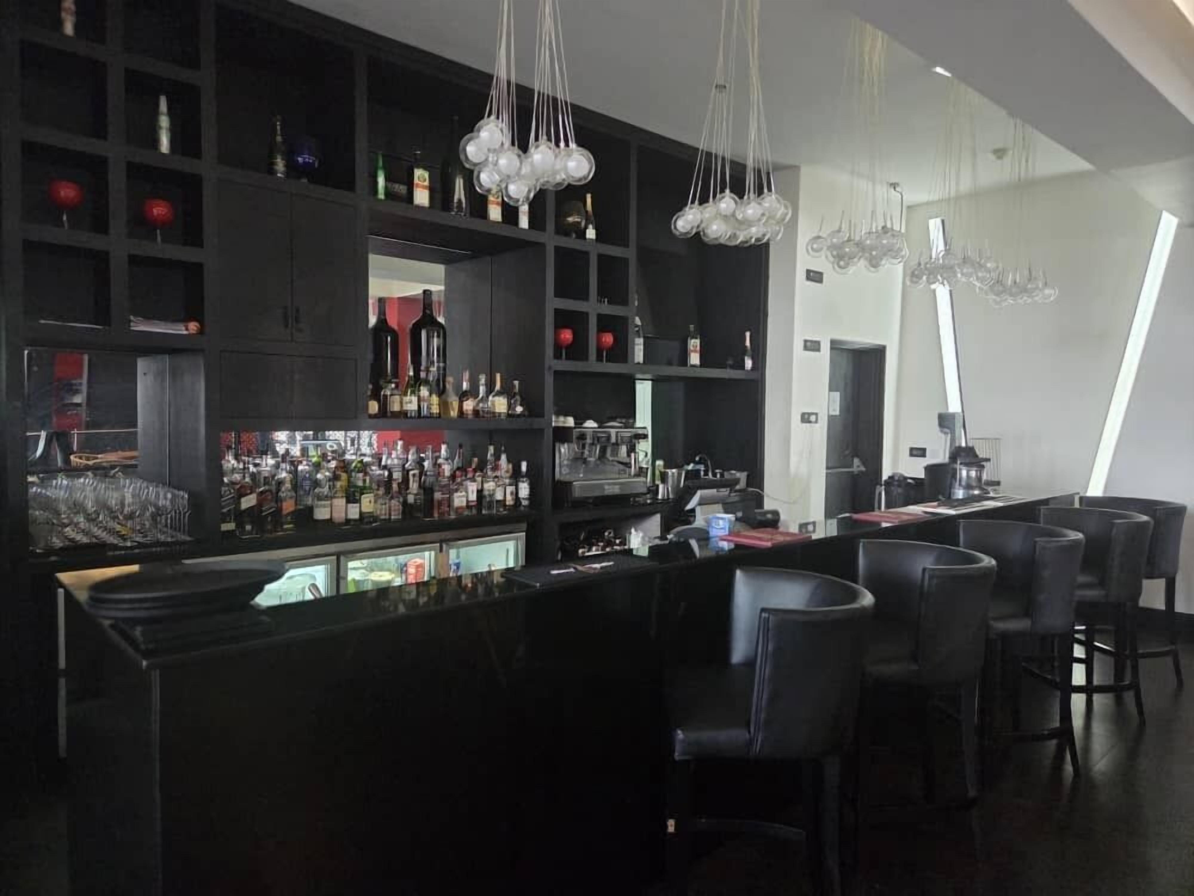 Bar (trong khuôn viên)