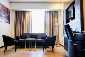 Minibar, in-room safe, desk, laptop workspace - Onomo Hotel Dar es Salaam (Dar es Salaam)
