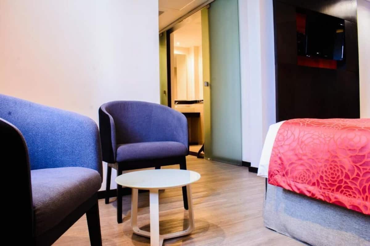 Minibar, caja de seguridad en la habitación y escritorio