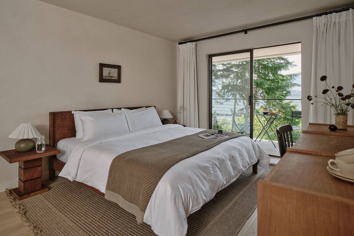 Signature River View King Suite | Premium bedding, desk, laptop workspace, blackout drapes