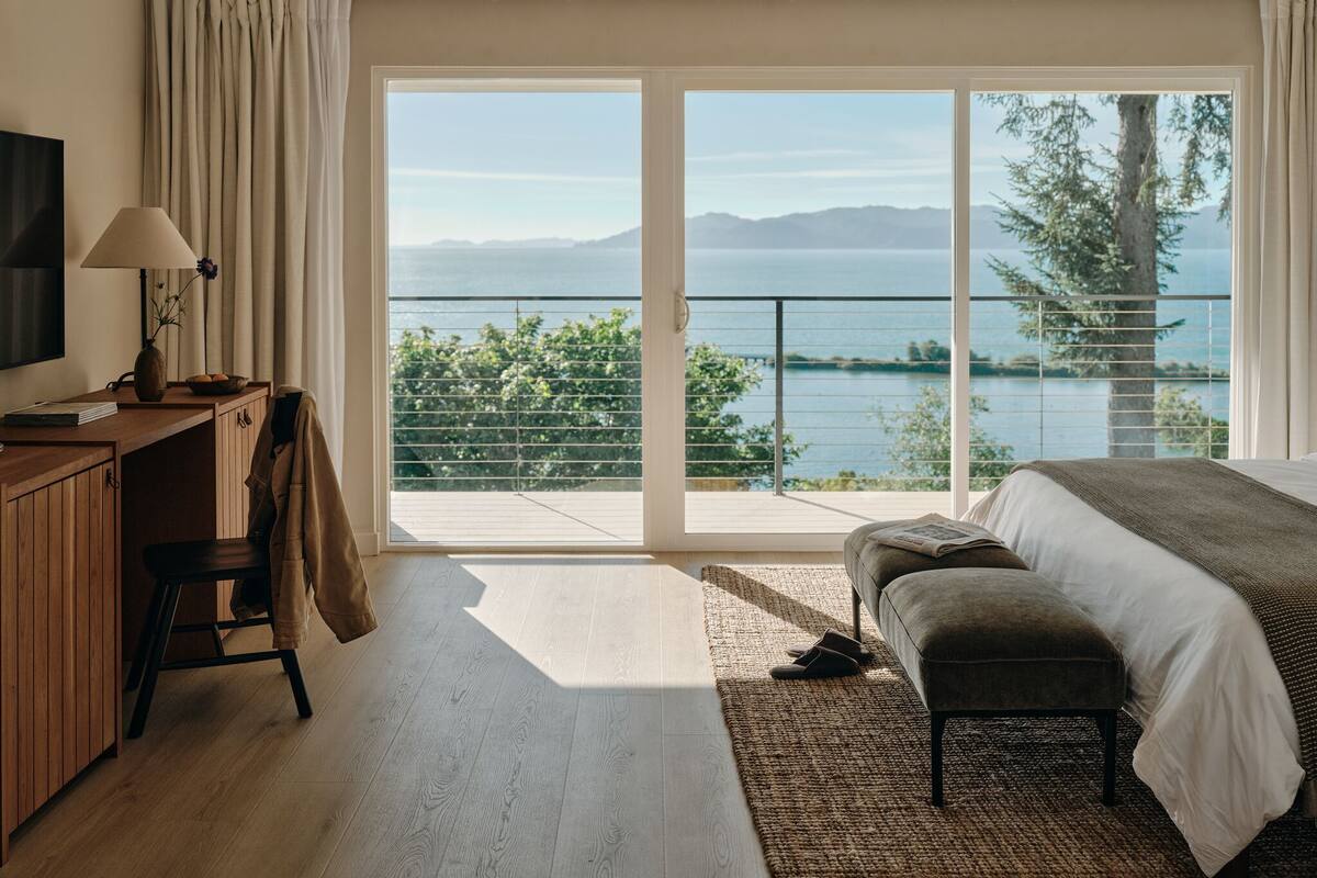 Premier River View King Suite  | Premium bedding, desk, laptop workspace, blackout drapes