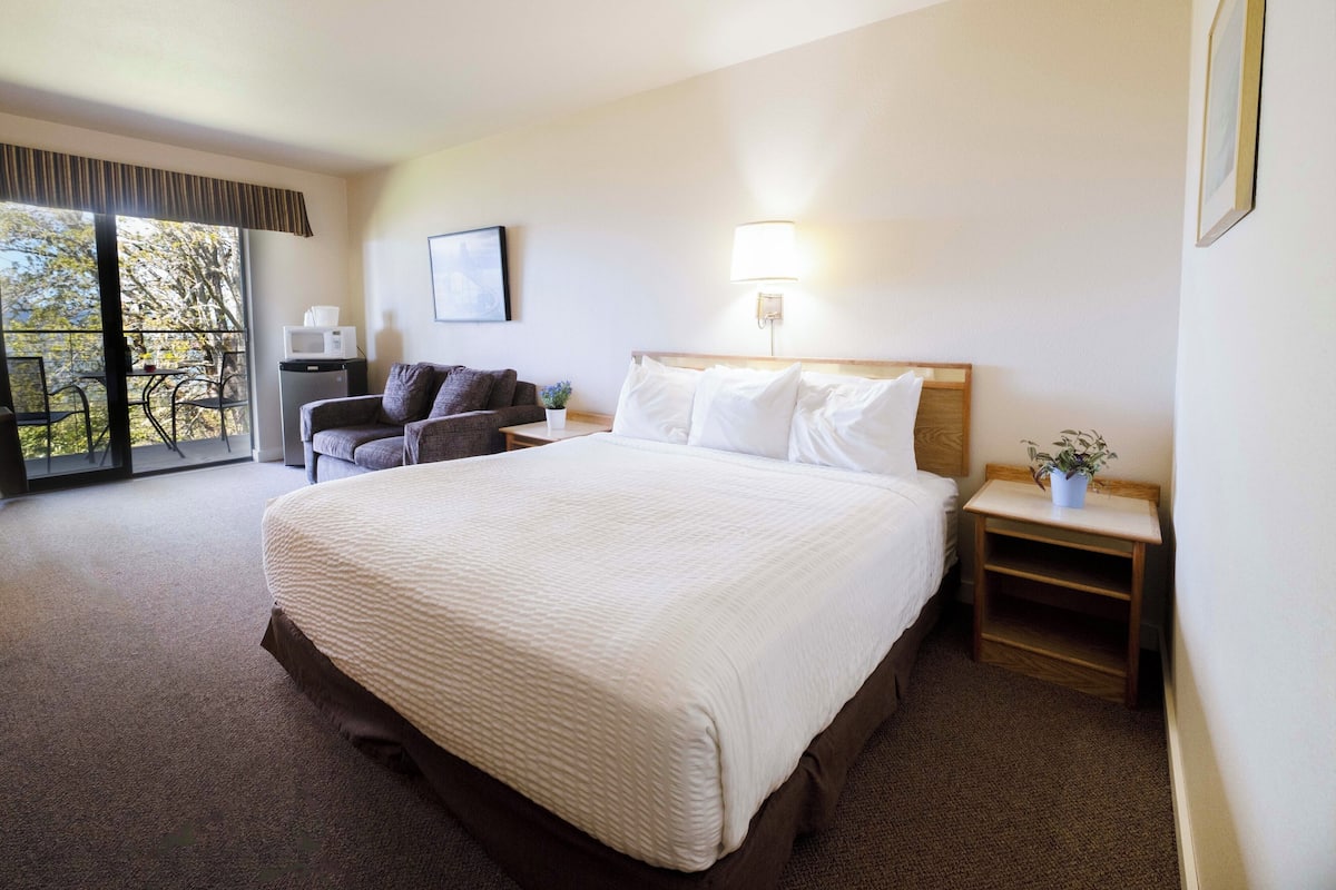 Habitación, 1 cama King size | Cuna de viaje, wifi gratis y ropa de cama