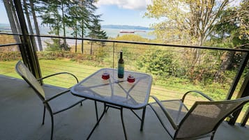 Double Queen Suite View (NO PETS) | Terrace/patio