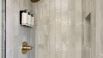 Zimmer, 1 Queen-Bett | Badezimmer | Dusche, Designer-Toilettenartikel, Haartrockner, Handtücher