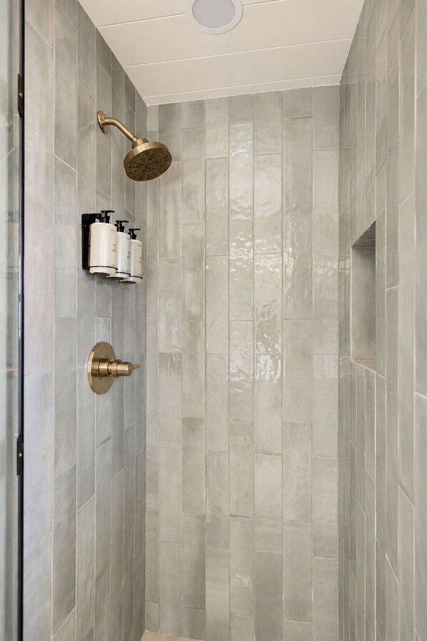 Bathroom - The Herondale Hotel (Astoria)