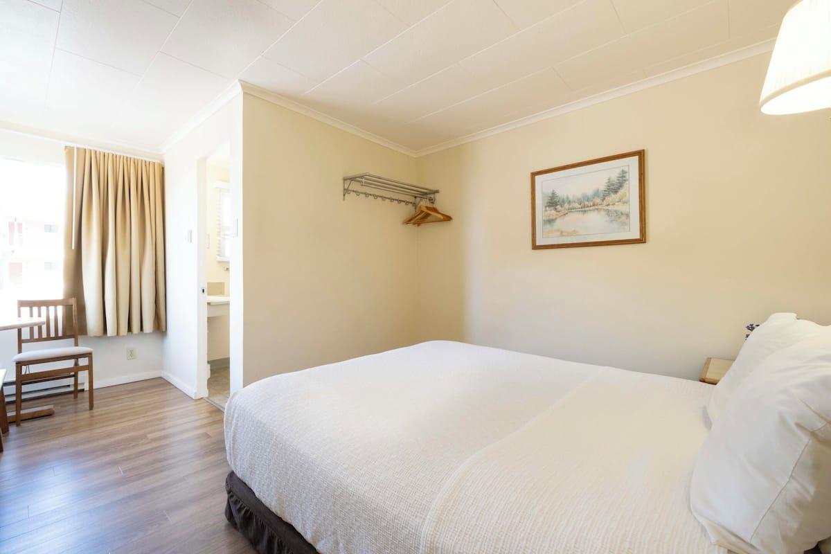 Habitación, 1 cama Queen size | Cuna de viaje, wifi gratis y ropa de cama