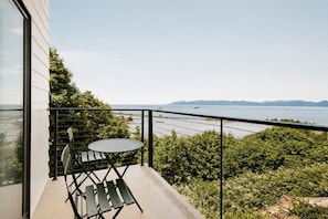 Signature River View King | Terrace/patio - The Herondale Hotel (Astoria)