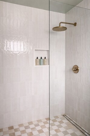 Shower, free toiletries, hair dryer, towels - Astoria Crest Hotel (Astoria)