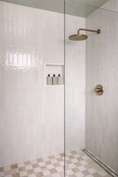 Ducha, artículos de tocador gratuitos, secador de pelo, toallas