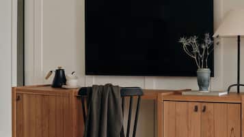 Garden King Suite | Premium bedding, desk, laptop workspace, blackout drapes