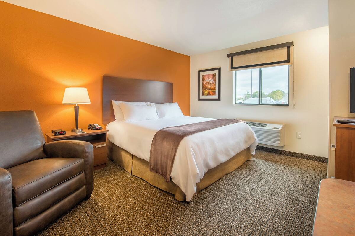 Premium bedding, pillowtop beds, desk, laptop workspace