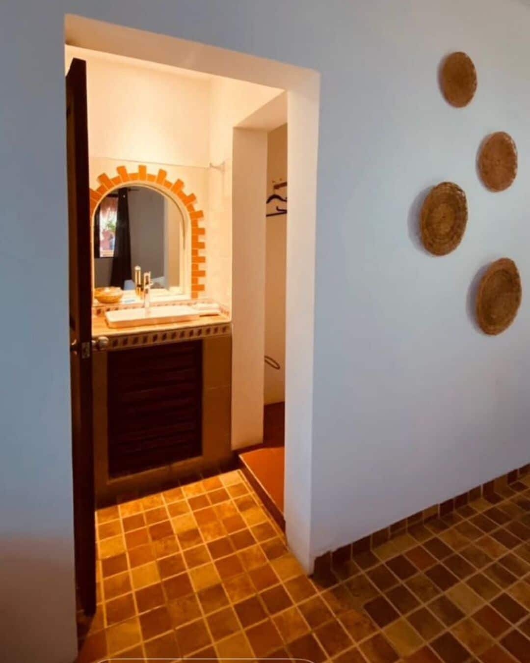 Comfort Triple Room | Bathroom | Shower, free toiletries, towels