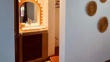 Quarto triplo conforto | Banheiro | Chuveiro, produtos de toalete grátis, toalhas de banho