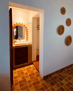 Comfort Triple Room | Bathroom | Shower, free toiletries, towels