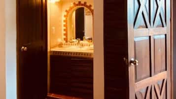 Classic Triple Room | Bathroom