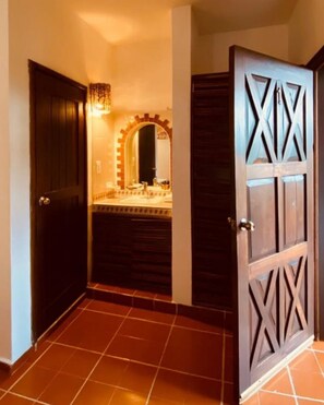 Quarto triplo clássico | Banheiro | Chuveiro, produtos de toalete grátis, toalhas de banho 