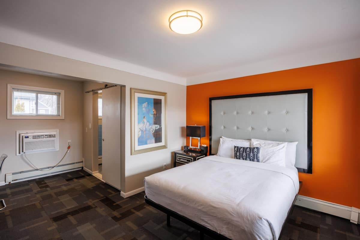 Premium Room, 1 Queen Bed, Non Smoking | 1 bedroom, premium bedding, pillowtop beds, blackout drapes