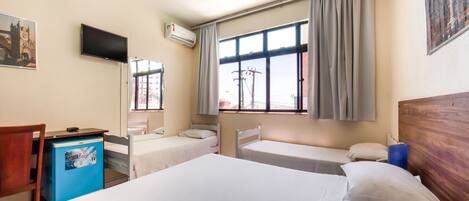 Chambre quadruple, Plusieurs lits | 1 chambre, minibar, bureau, accĂšs au Wi-Fi (inclus)
