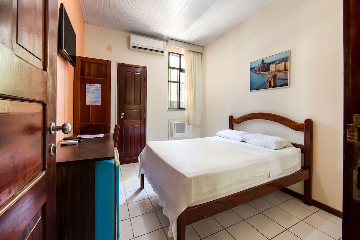 Minibar, desk, WiFi (free), bed sheets