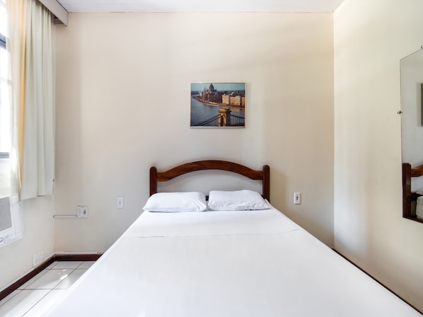 Minibar, Schreibtisch, kostenloses WLAN, Bettwäsche