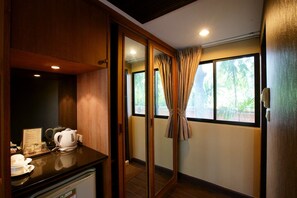 Deluxe Double or Twin Room, Garden View | Room amenity
