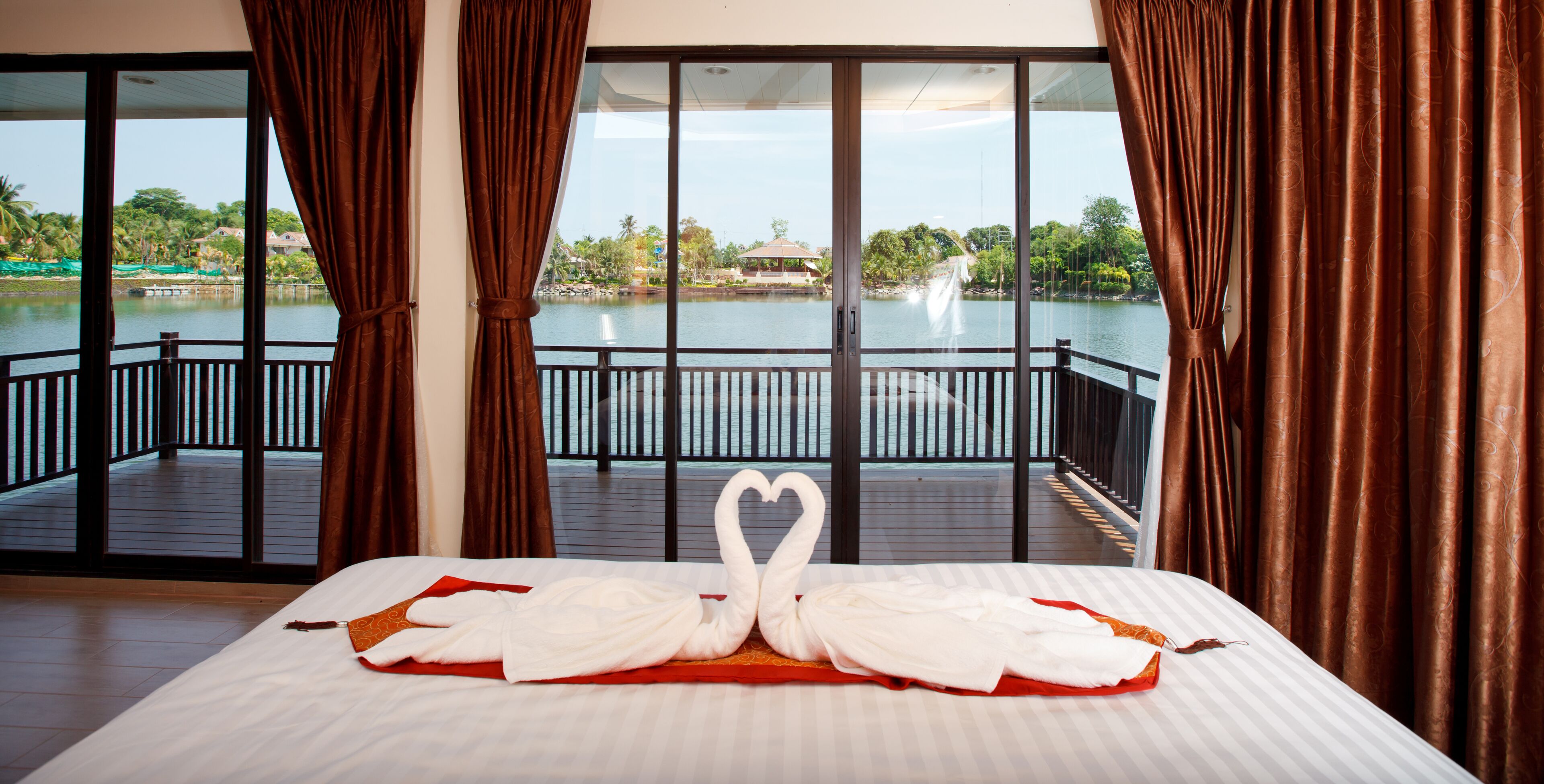honeymoon suite | 1 bedroom, hypo-allergenic bedding, free minibar items, in-room safe