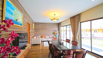 Suite, 2 Bedrooms, River View | Peralatan tempat tidur hipoalergenik, item bar mini percuma 