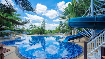 Kolam renang outdoor, dengan kursi berjemur