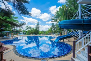 Piscine extérieure, chaises longues