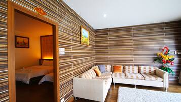 Suite Keluarga, 2 kamar tidur | 1 kamar tidur, seprai antialergi, isi minibar gratis, dan brankas