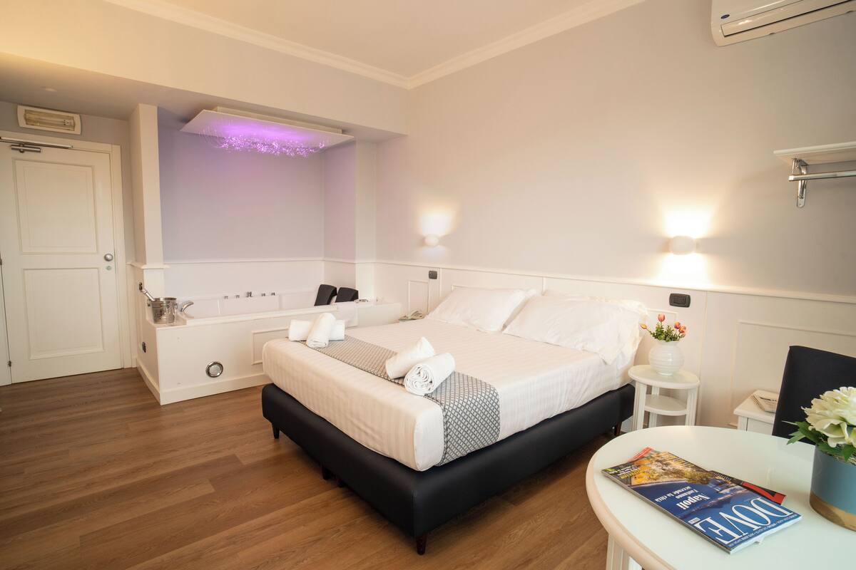 Suite, Hot Tub | Desk, blackout drapes, soundproofing, WiFi (free)