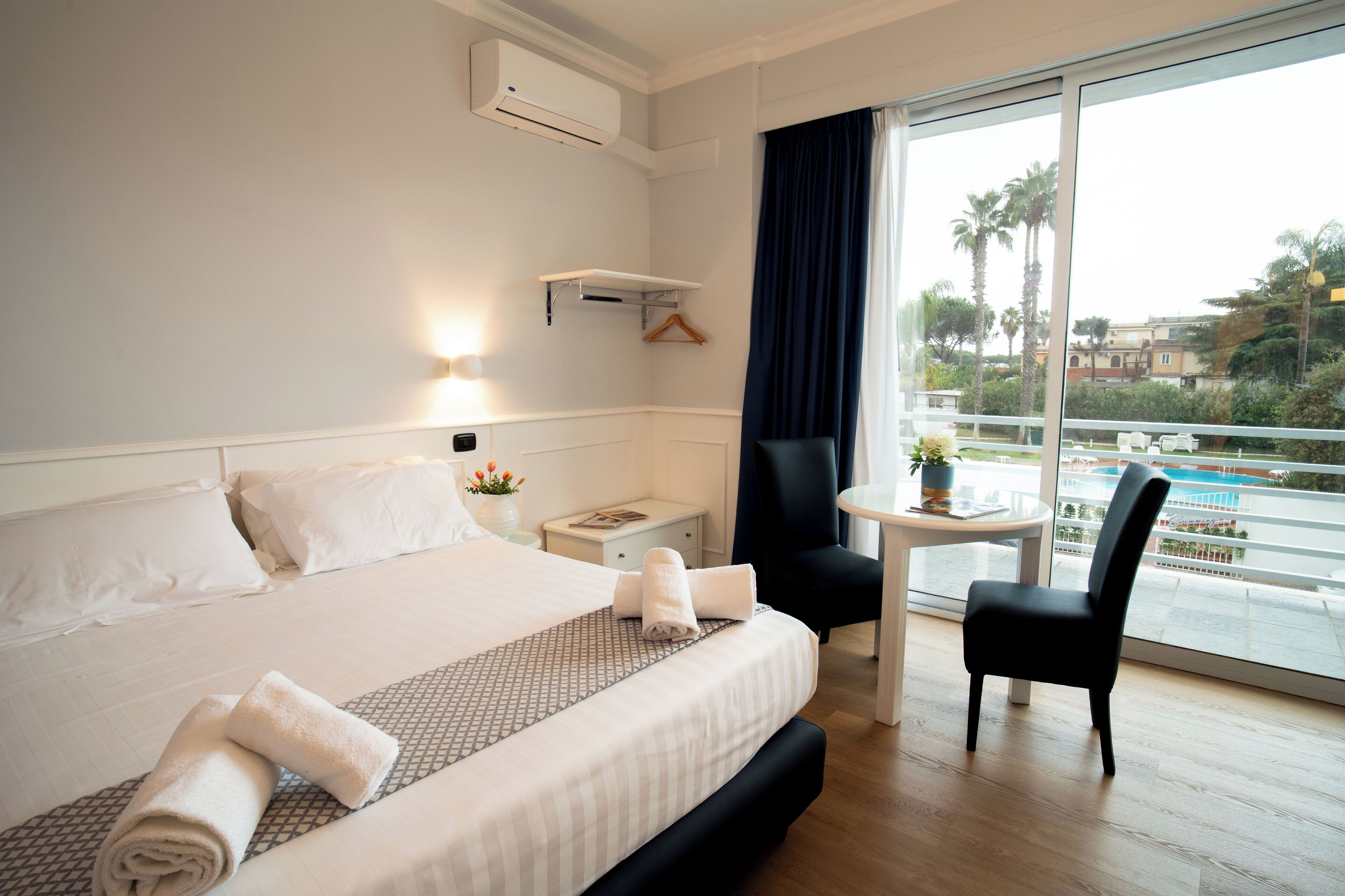 Suite, bain à remous | Bureau, rideaux occultants, chambres insonorisées, Wi-Fi gratuit