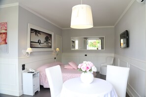 Suite, Hot Tub | 1 bedroom, desk, blackout drapes, soundproofing