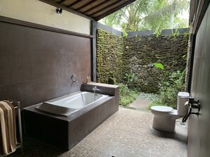 Exclusieve villa | Badkamer | Een aparte badkuip en douche, een regendouche, gratis toiletartikelen