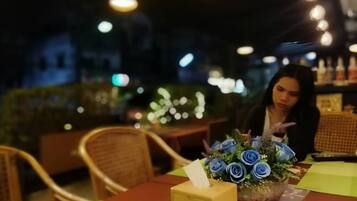 Se sirven desayunos, comidas, cenas y cocina americana