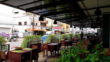 Se sirven desayunos, comidas, cenas y cocina americana