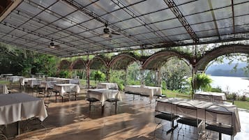Aperto a colazione, pranzo e cena, cucina internazionale