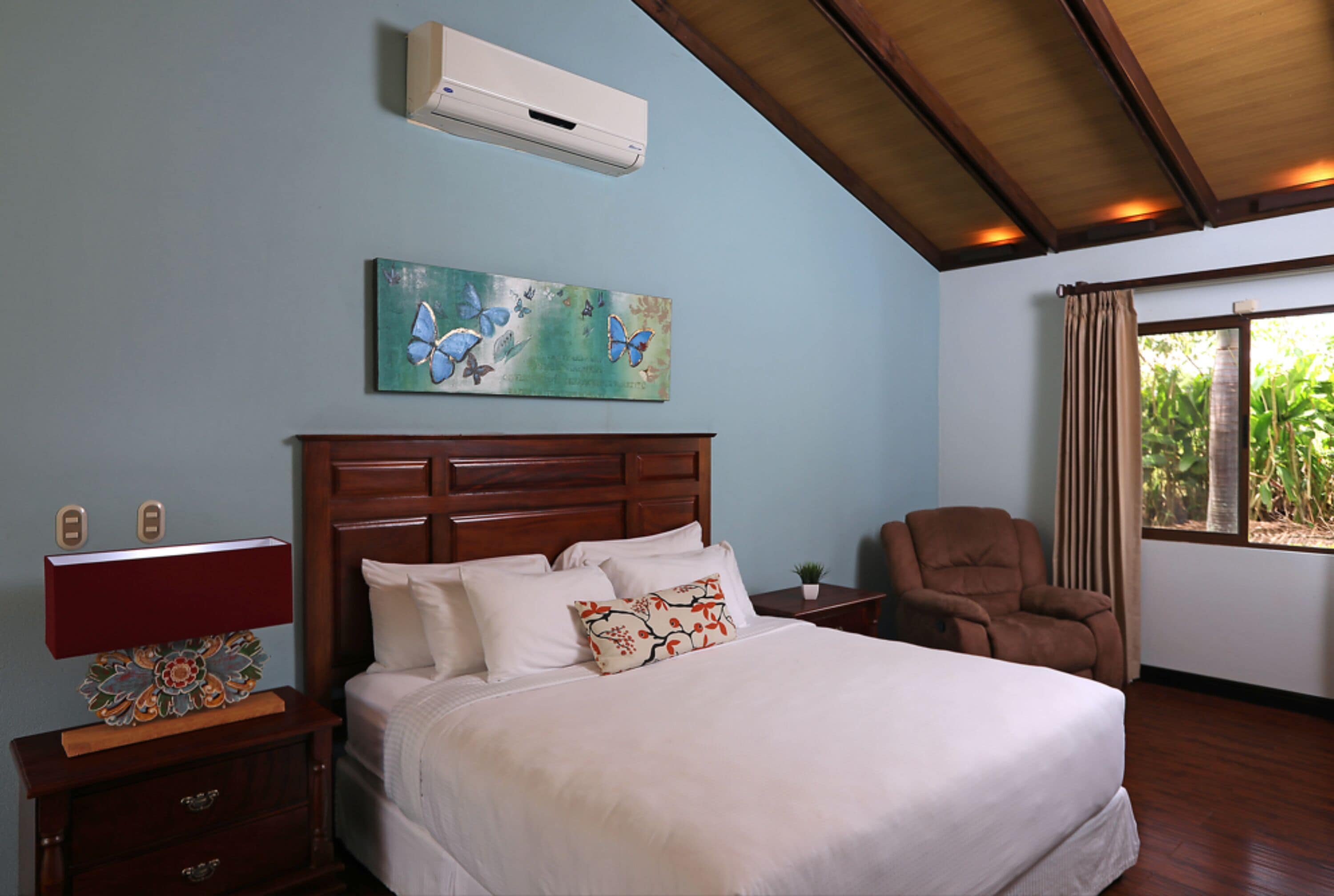 junior suite, 1 king bed | 1 bedroom, premium bedding, minibar, in-room safe