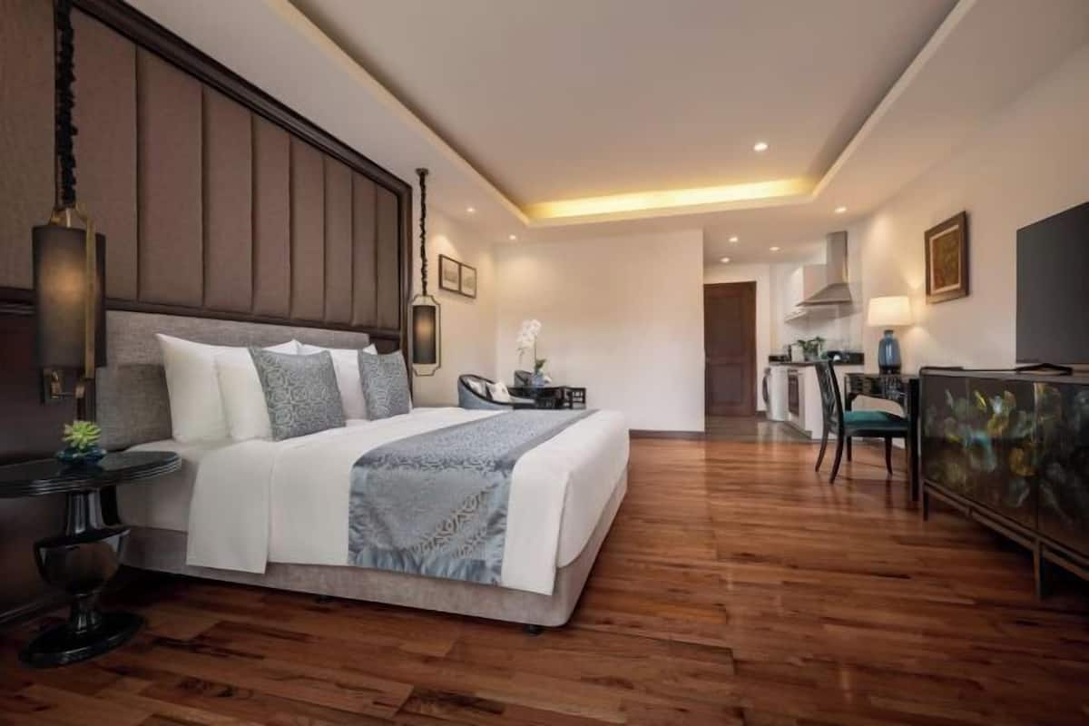 Premium bedding, minibar, in-room safe, desk