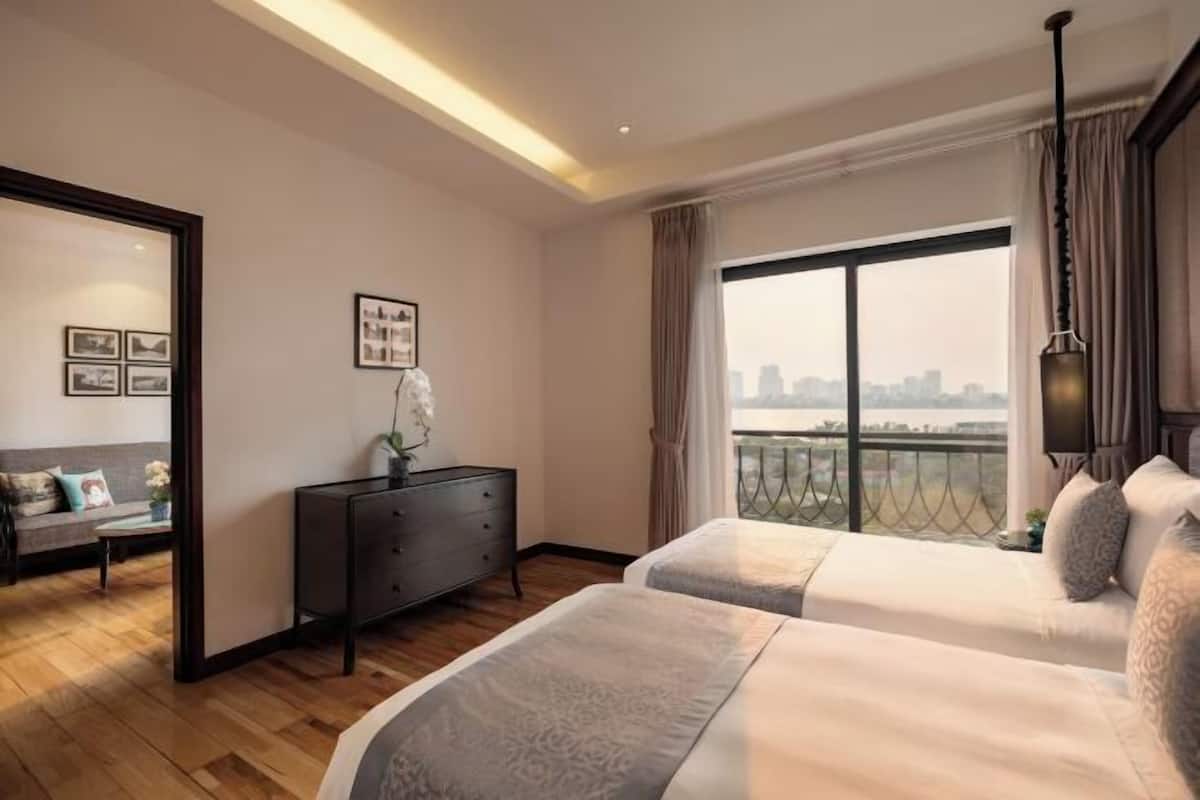 Premium bedding, minibar, in-room safe, desk
