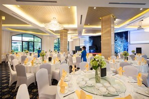 Breakfast, lunch and dinner served - Elegant Suites Westlake (Hanoi)