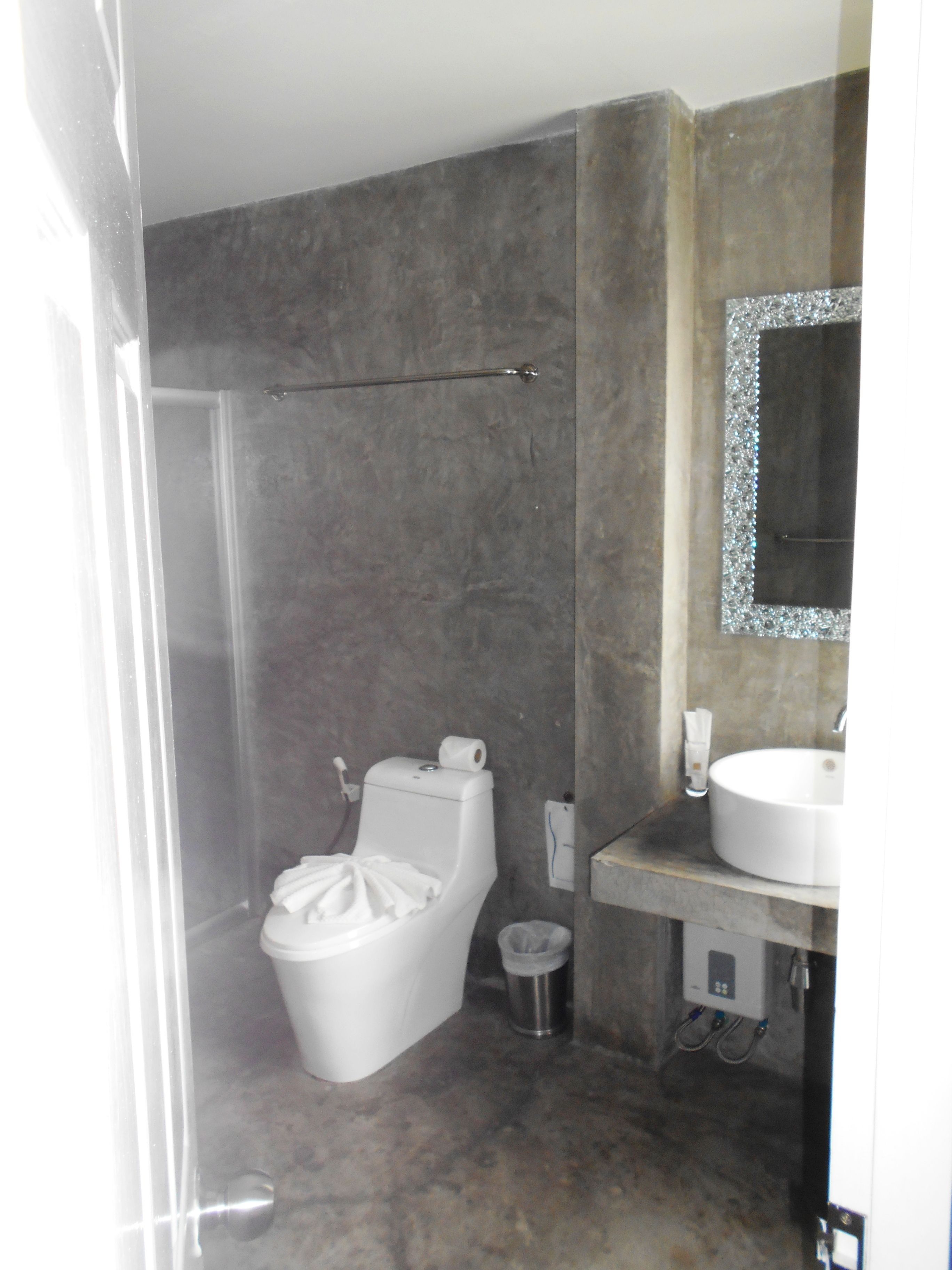 deluxe room | bathroom | free toiletries, hair dryer, slippers, towels