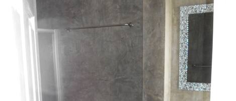 Une salle de bain avec des toilettes, un lavabo et un miroir.