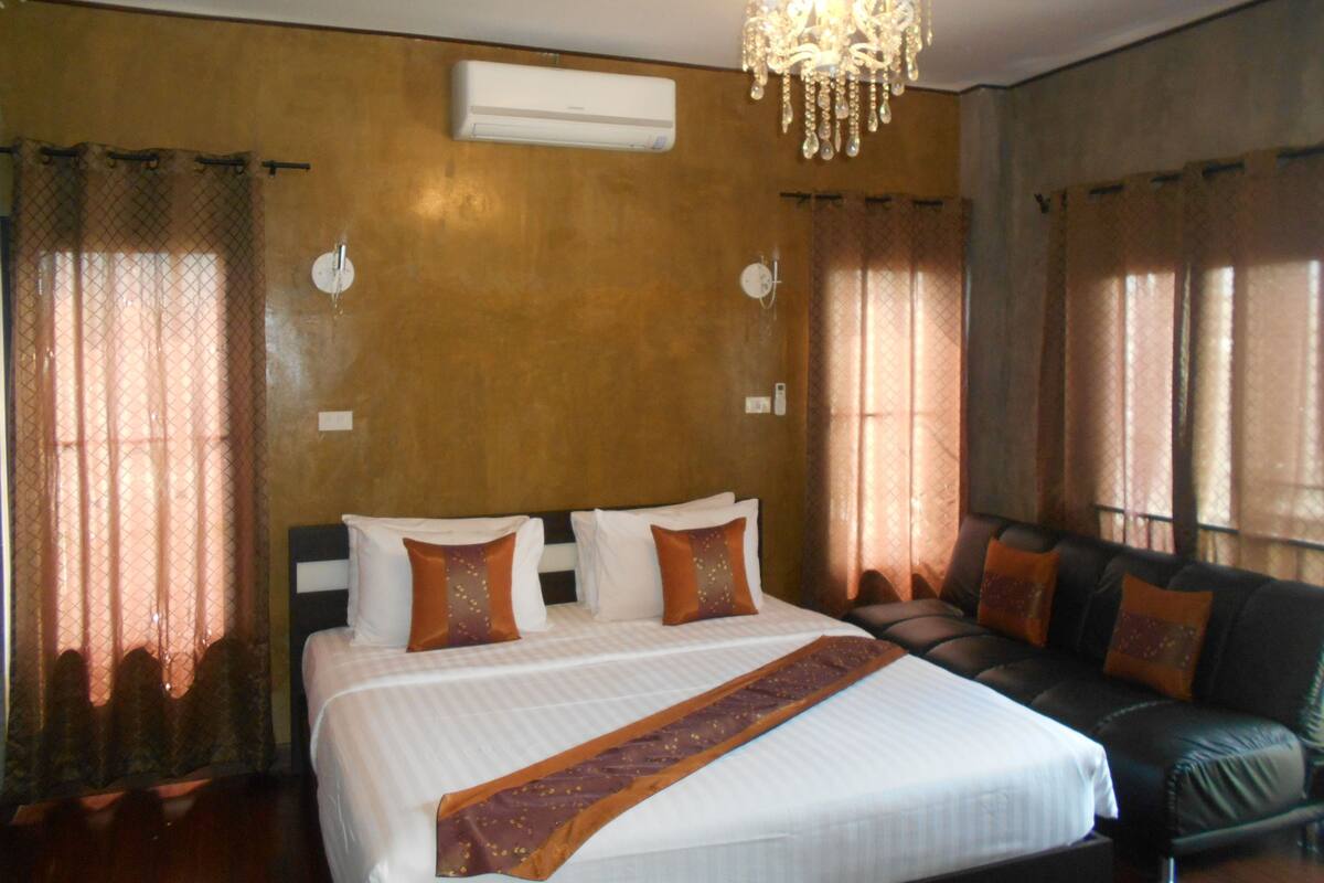 Deluxe Room | Minibar, in-room safe, blackout drapes, rollaway beds (surcharge)