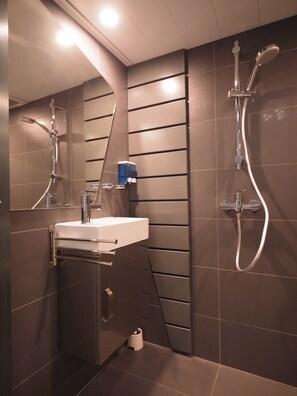 Double Room | Bathroom | Shower, free toiletries, hair dryer, towels