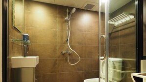 Twin Room | Bathroom | Shower, free toiletries, hair dryer (on request), towels - Panda's Hostel - Comics (Kowloon)